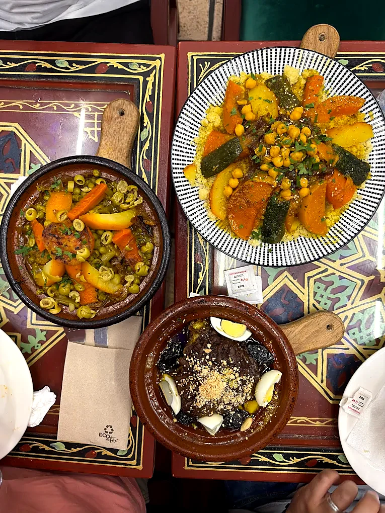 Mesa con platos variados en Restaurante Tetería Riad Elvira